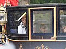 Princezna Kate s dtmi pijídí zpt do Buckinghamského paláce. (Trooping the...