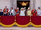 Král Karel III. s manelkou Camillou, princ William s manelkou Kate a dtmi...