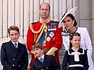 Princ William a princezna Kate se svými dtmi na balkon Buckinghamského...
