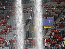 Ped zápasem mezi Tureckem a Gruzií ze stechy stadionu tee voda.