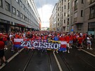 etí fanouci pochodují na stadion v Lipsku ped zápasem s Portugalskem.