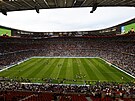 Mnichovská Allianz Arena se postupn zapluje.