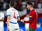 Portugalská star Cristiano Ronaldo slaví výhru nad eskem vedle Robina Hranáe.