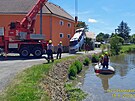 idika na Tachovsku zapomnla zabrzdit auto, to sjelo do rybnka. Hasim...