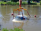 idika na Tachovsku zapomnla zabrzdit auto, to sjelo do rybnka. Hasim...