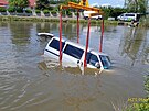 idika na Tachovsku zapomnla zabrzdit auto, to sjelo do rybnka. Hasim...