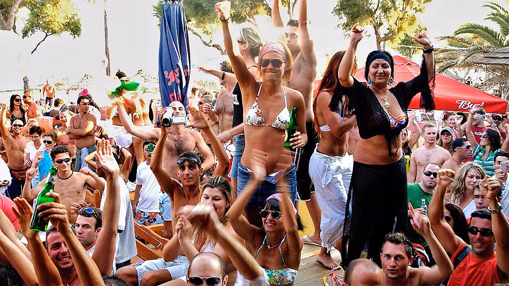 Party turist� na plá�i Paradise Beach na �eckém ostrov� Mykonos