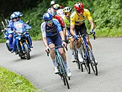 eský cyklista Mathias Vacek (vpravo) v pedposlední 4. etap závodu Kolem...