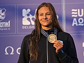 Barbora Seemanová se zlatou medailí z mistrovství Evropy. Doplavala si pro ni...
