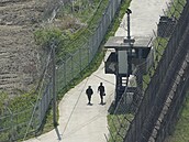 Vojáci hlídkují na hranicích mezi Severní a Jiní Koreou. (23. dubna 2024)