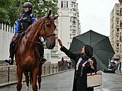 Muslimská ena ped Velkou meitou v Paíi (16. ervna 2024)