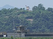 Jihokorejtí vojáci vypálili varovné výstely, aby odrazili severokorejské...