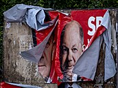 Pokozený plakát nmecké strany SPD a kanclée Olafa Scholze ve Frankfurtu nad...