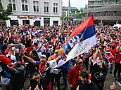 Srbtí fanouci se shromaují v ulicích ped zápasem s Anglií.