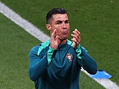 Cristiano Ronaldo pi rozcviení ped zápasem s eskem