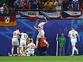 etí fotbalisté se radují z gólu Lukáe Provoda v utkání proti Portugalsku.