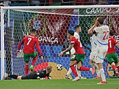 Robin Hraná si dává vlastní gól v utkání s Portugalskem.