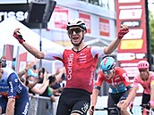 Francouzský cyklista Bryan Coquard se raduje z vítzství ve 2. etap závodu...