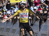 Britský cyklista Adam Yates projídí vítzn cílem 5. etapy závodu Kolem...