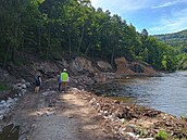 Stavbu náro�ného úseku cyklostezky mezi Dalovicemi a V�eborovicemi provázejí...