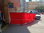 Policie uzavela sted Václavského námstí kvli nálezu odloených kufr (18....