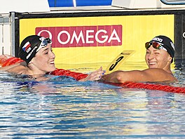 Barbora Seemanova (vpravo) a Barbora Janí�ková po skv�lém závod� na 100 metr�...