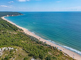 Pokud hledáte klidné místo na pobeí, nedotené masovou turistikou, plá...