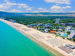 Albena uspokojí i ty nejnáronjí pláové povalee. Ptikilometrový pás...