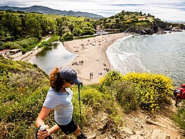 Odbo�ku k Plage De L'Ouille, vmá�knutou do kopcovité krajiny a ztracenou mezi...