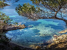 Nejprve ty �patné zprávy. Na ostr�vek Porquerolles se musíte dopravit lo�mo a...