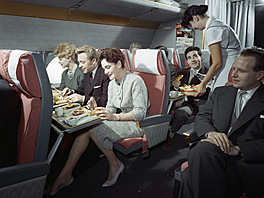 Sud Aviation SE-210 Caravelle III spole�nosti Swissair, podávání teplých pokrm�...