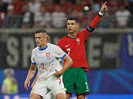 Portugalský kapitán Cristiano Ronaldo za zády Tomáe Holee, eského obránce.