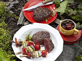 Svíkové steaky s olivovou omákou a zeleninovými pízy + stepy