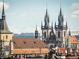 Základnová stanice O2 na st�e�e Nové scény Národního divadla