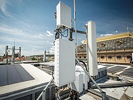 Základnová stanice O2 na st�e�e Nové scény Národního divadla