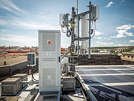 Základnová stanice O2 na st�e�e Nové scény Národního divadla