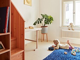 Druhá polovina bytu pat�í d�tskému pokoji a koupeln�. 