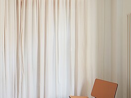Záv�sy po obvod� zaji��ují intimitu.
