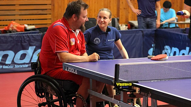 Tekerlekli sandalyede masa tenisi mi?  Matelová bunu Paralimpik sporcu Suchánek ile denedi
