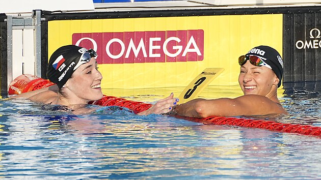 Barbora Seemanova (vpravo) a Barbora Janí�ková po skv�lém závod� na 100 metr�...