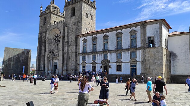 Katedrla S do Porto. Jej stavba zaala u kolem roku 1100 v romnskm slohu, ale svj otisk v n zanechaly i ry nsledujc, pedevm baroko. Protoe vznikala v asech portugalsk reconquisty, kdy bylo jejm kolem poskytovat kryt, disponuje i cimbum a stlnami.