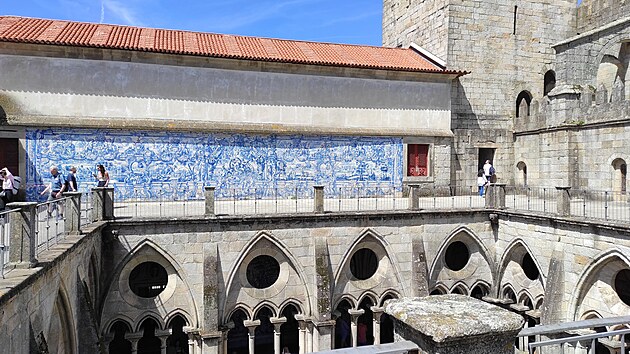 Cistercick klter v sousedstv katedrly je obloen modroblmi kachlky azulejos.