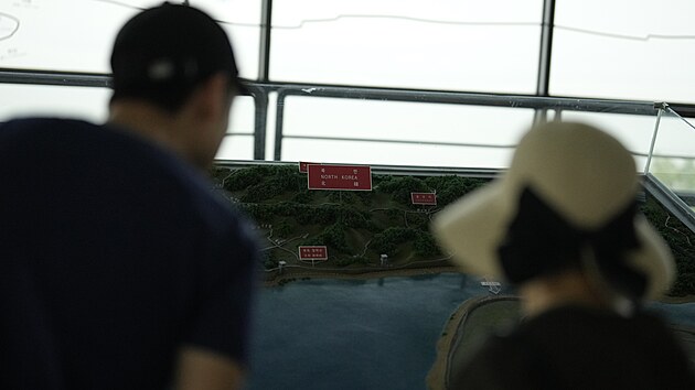 Nvtvnci si prohlej mapu s hranic mezi Jin a Severn Koreou. (11. ervna 2024)