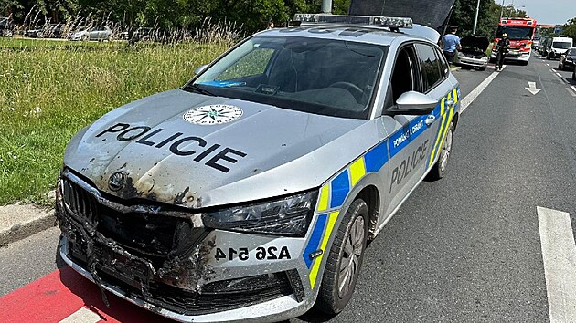 Policistm se podailo hav auto odtlait ze silnice na trvnk. Pi tom do nj opakovan narazili a jim samotnm zaala hoet pedn st auta. (10. ervna 2024)