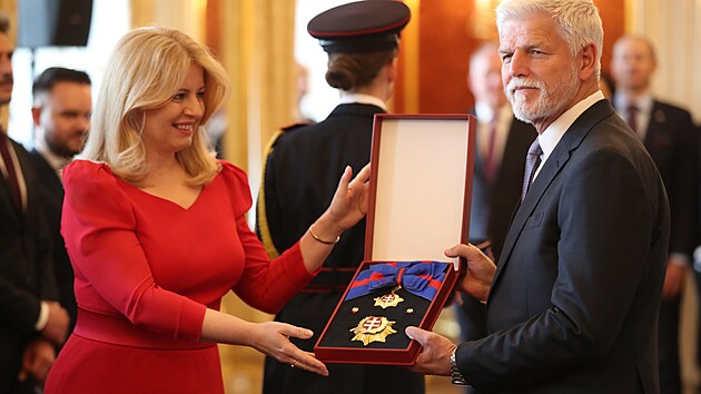 Prezident Petr Pavel předal státní vyznamenání Řád Bílého lva slovenské prezidentce Zuzaně Čaputové. Ta rovněž předala Pavlovi nejvyšší slovenské státní vyznamenání Řád bílého dvojkříže. (13. června 2024)