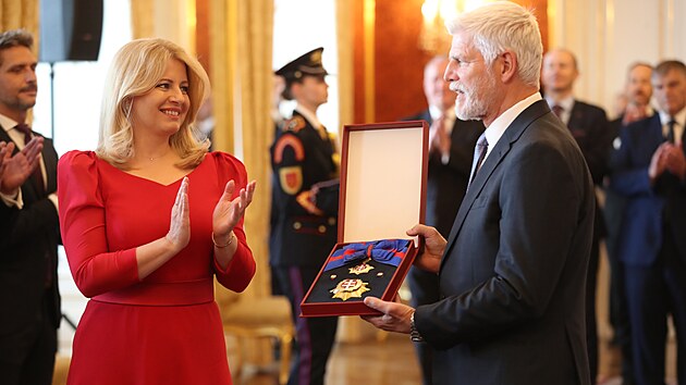 Prezident Petr Pavel předal státní vyznamenání Řád Bílého lva slovenské prezidentce Zuzaně Čaputové. Ta rovněž předala Pavlovi nejvyšší slovenské státní vyznamenání Řád bílého dvojkříže. (13. června 2024)