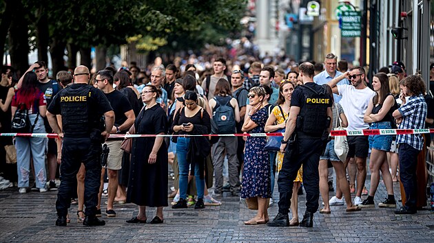 Policie provovala podezel kufry u stanice Mstek, co vedlo k zastaven provozu metra A i B a tramvaj.