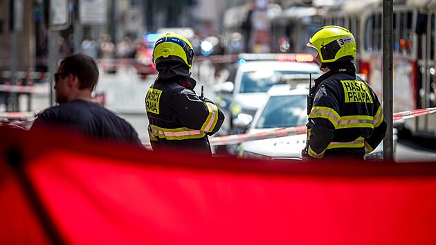 Policie provovala podezel kufry u stanice Mstek, co vedlo k zastaven provozu metra A i B a tramvaj.