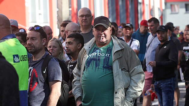 Nkolik destek metr dlouhou frontu vytvoili v pondl rno zamstnanci Liberty ped firemnm kolicm stediskem, kde ekali na vyplnn formul pro vplatu mezd. Ty od firmy nedostanou, mus se tak spolehnout na penze od adu prce. (17. ervna 2024)