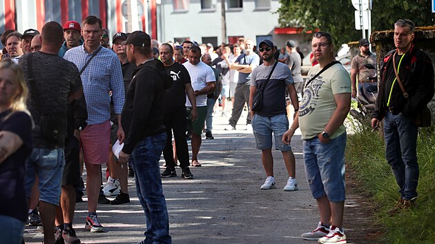 Nkolik destek metr dlouhou frontu vytvoili v pondl rno zamstnanci Liberty ped firemnm kolicm stediskem, kde ekali na vyplnn formul pro vplatu mezd. Ty od firmy nedostanou, mus se tak spolehnout na penze od adu prce. (17. ervna 2024)